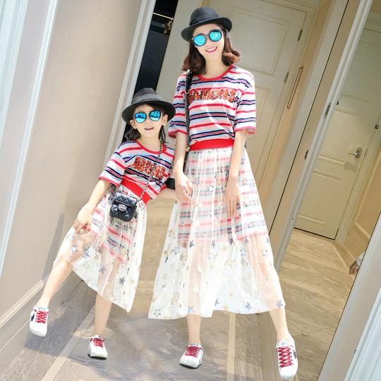 不一样的亲子装夏装一家三口四口母女装抖音时尚网红洋气连衣裙子