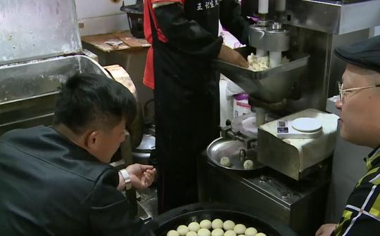 包子铺老板生意惨淡，热心大叔为他制作包子机，成功后顾客排队买