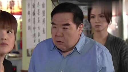 老大看到小弟饭店生意太好,亲自帮小弟送外卖,小弟都看懵了