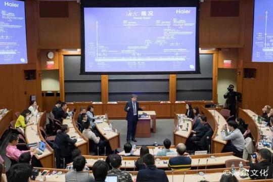 哈佛大学首席管理教授罗莎贝斯·莫斯·坎特在哈佛商学院课堂揭开第三