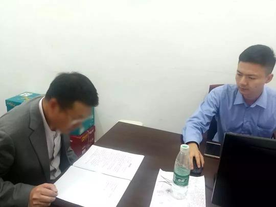 万象|62万元,3个人用3台存款机存了30多分钟,还没存完