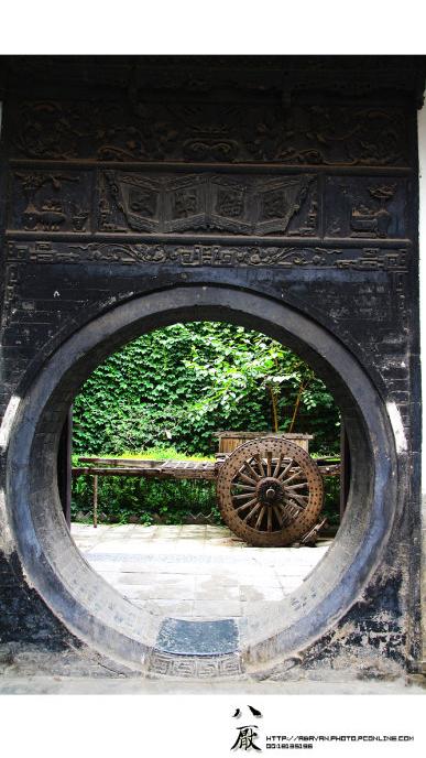 二道门为三开门,即正门带两个偏门,门楼砖雕精美,除花鸟竹木之外,"平