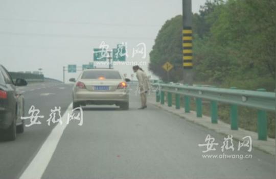驾奔驰美女高速路上借钱加油多名驾驶员上当