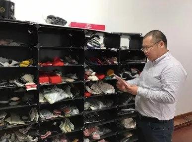 杨钢泽办公室外的货架,在这里,摆放着大量袜子样品