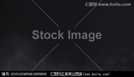 搜索【作品简介】抽象粒子飞越黑色背景,灰尘雪或面粉