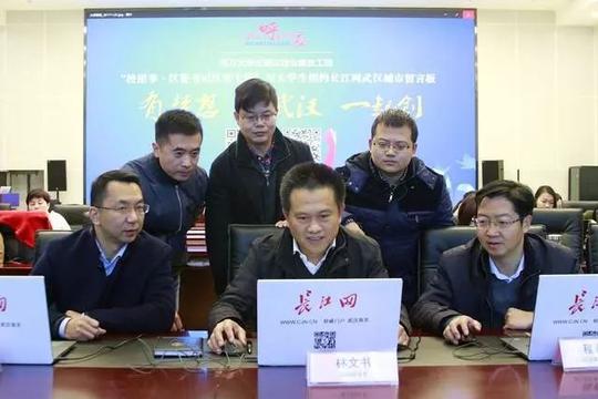 林文书与区相关部门负责人商议,对提问进行针对性答复.