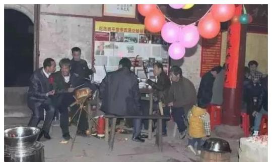 农村人赚钱不用背井离乡,在村里做这几件事,赚得比城里打工还多