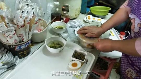 这样的店主要做的就是美团,饿了么等大型外卖平台的生意.