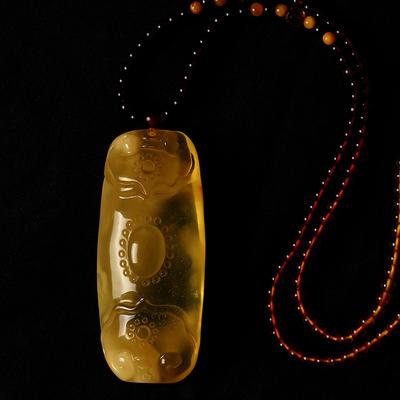 思华年天然琥珀蜜蜡雕刻件金绞吉祥如意吊坠男女均可佩戴毛衣链