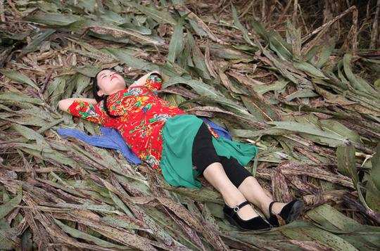 女子到红高粱地里拍写真,与周迅扮演的九儿有一拼
