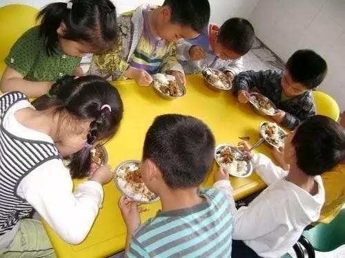 孩子上幼儿园了不会擦屁股不肯上厕所怎么办