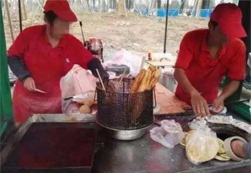 中年夫妇卖油条月入2万，买房买车还投资旅馆，勤劳才能致富