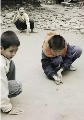 80后农村娃的乐趣：打面包、弹珠、打瓦窝（音）等你还记得多少