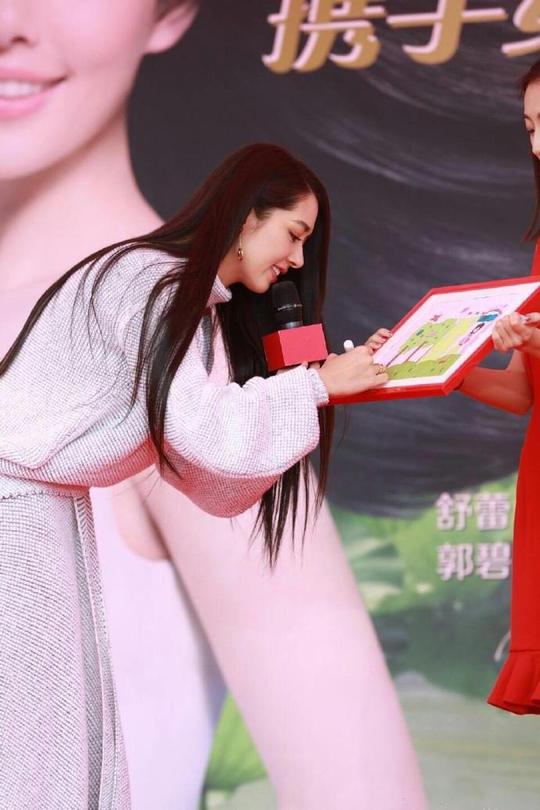 明星穿什么｜郭碧婷毛衣四千五，肯豆晒8k+冷门包