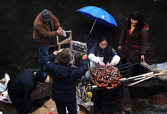 农村户外制作熏肉腊肉，炊烟渺渺，香气四溢