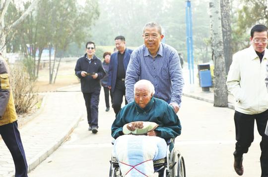 街边遗弃高龄母亲，意外得钱后，他竟每日送母亲“上下班”