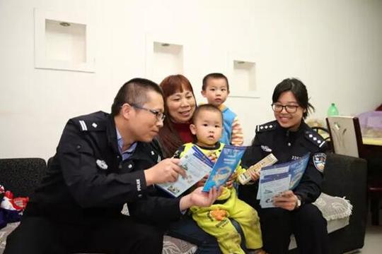 两江民警进社区为农民工防骗维权“支招”