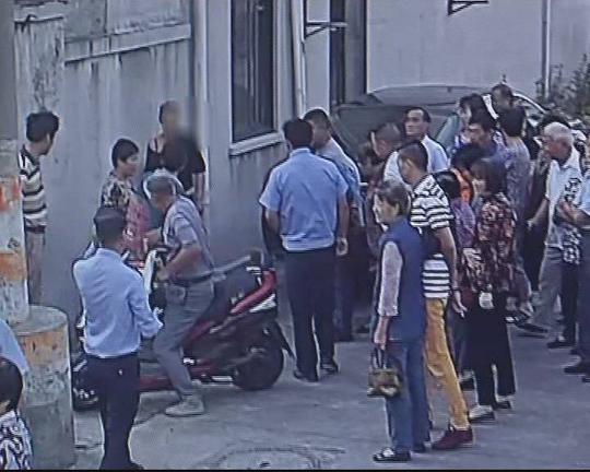 街头遇骗术机智大妈下跪“纠缠”骗子