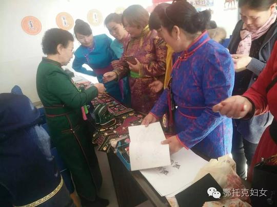 头条鄂托克旗苏米图苏木妇联成功举办“牧民妇女民族传统手工艺制作”培训班