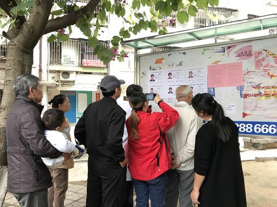 放大招！西乡塘法院“老赖”家门口贴其信息引群众拍照转发至朋友圈