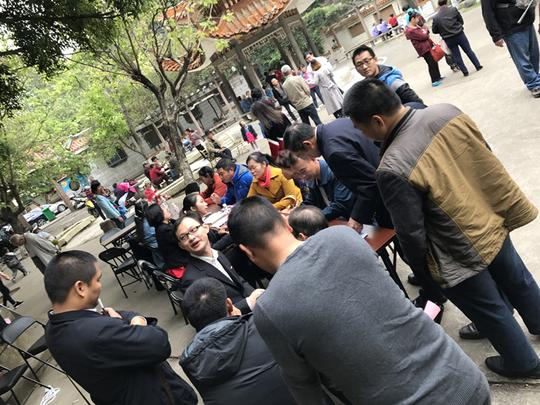放大招！西乡塘法院“老赖”家门口贴其信息引群众拍照转发至朋友圈