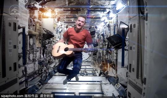 探秘宇航员的神秘太空生活失重下的健身自拍摇滚甚至玩“杂技”
