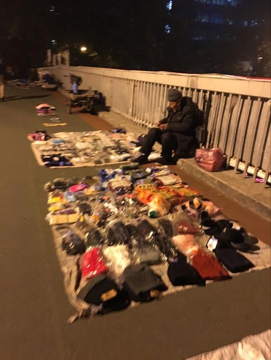 七旬老人在寒冬摆地摊，双十一生意萧条，说马云抢了他的生意