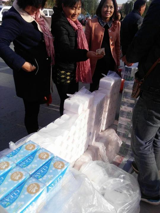 实拍农村集市，蔬菜衣服玩具，卖各种各样的都有，吆喝声此起彼伏