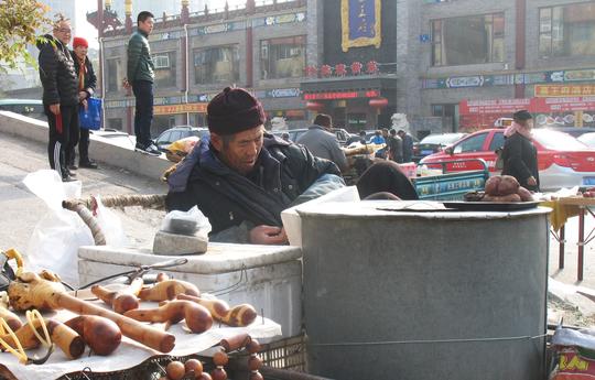都说东北人懒，但看到这些寒风中摆摊的老人，你会改变想法吗
