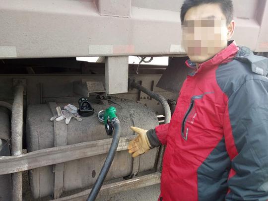 私自改装沿途加油男子非法储存危险物质被塘沽警方当场抓获