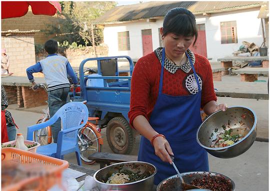 农村小集市：80岁的老奶奶都卖菜赚钱，咱凭什么喊辛苦？