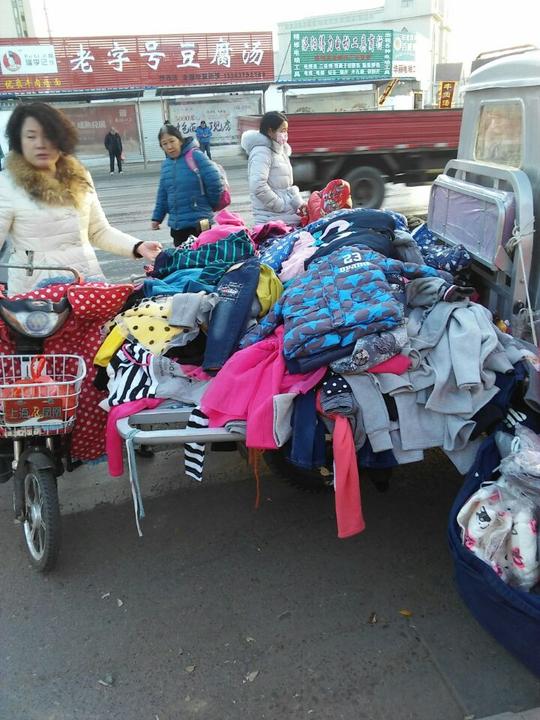 实拍农村集市卖衣服，一分价钱一分货，挣的都是血汗钱