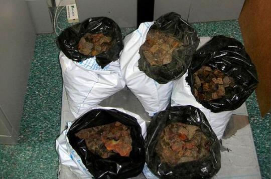 警方接到举报，查获大量“怪石头”，知情人称这是新兴行业
