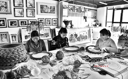 高台县“村嫂”们正在编织手工产品