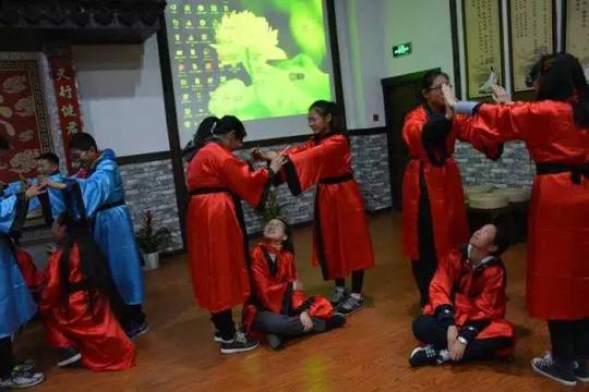 红领巾穿汉服，whatareyou弄啥嘞？