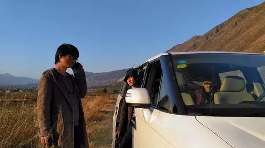 手机旅拍｜车掉沟里了，你会怎么面对？