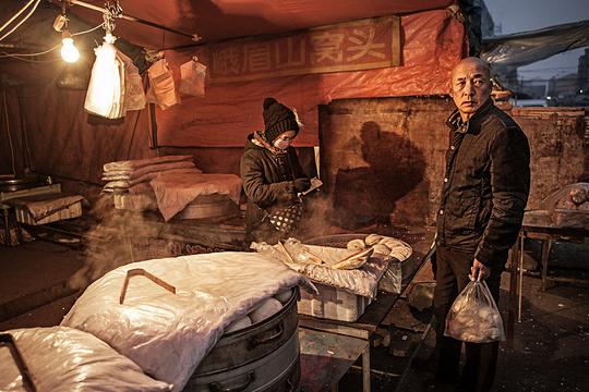 实拍：清晨的农村街头，摊主都起来卖起自己的手工早点