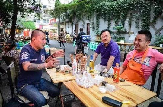 自称食神的80后靠一碗炖鸡面，打动美食之都，只因最市井的气息