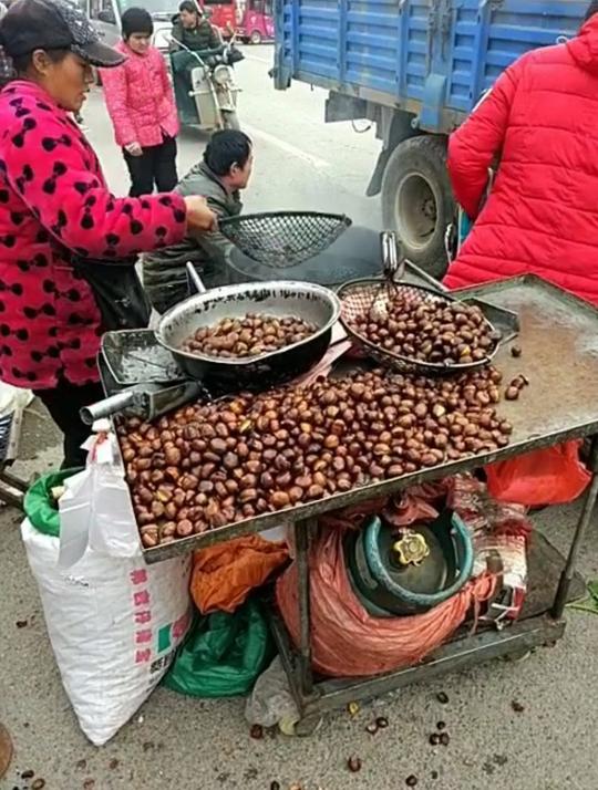 6张集市照片，农村人为了生活冬天也要出来劳动，摆摊也很赚钱