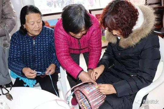 齐鲁巾帼手工艺精品进社区行动暨巾帼巧手课堂活动在我市王坟镇侯王村成功举办