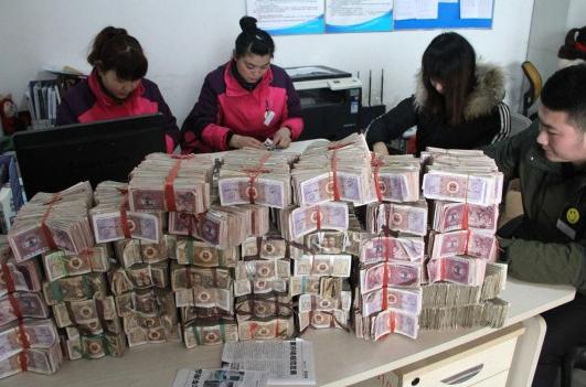 农村做生意大哥去4s店买车，付款时让店里工作人员百般无奈！