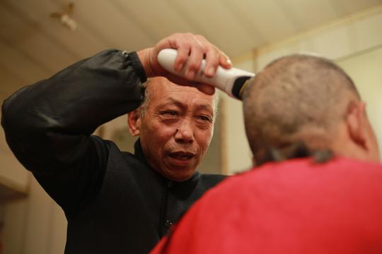 理发、修面、掏耳朵，剃头匠施展绝活，清清爽爽迎新年