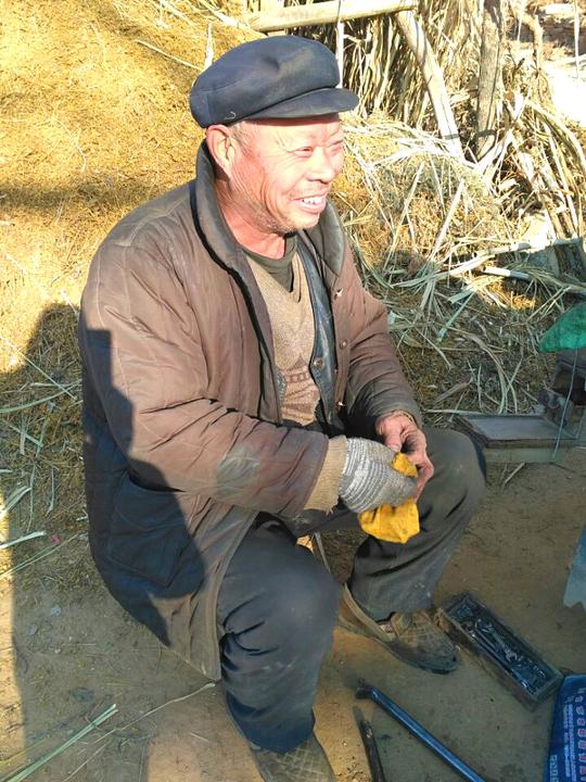 实拍：农村的老锯艺人，不为挣钱，挣的是人心和这门手艺