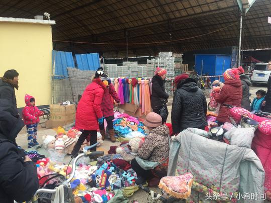 实拍：西施姊妹花农村集市卖杂货，蜂拥而至，顾客争相购买