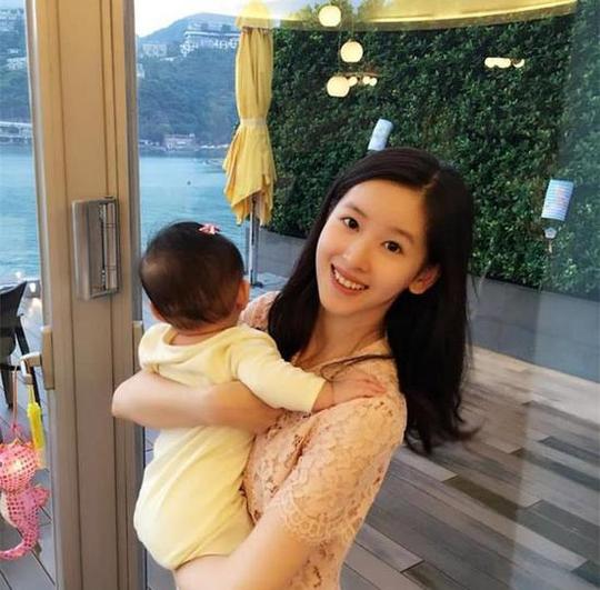 这个男人出身农村，身家455亿老婆比他小19岁