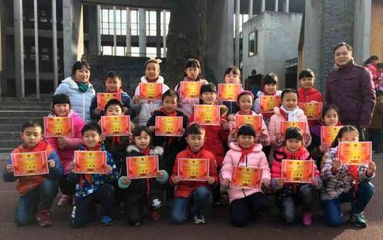 孝泉民族小学校举行新年与圣诞英语趣味手抄报比赛