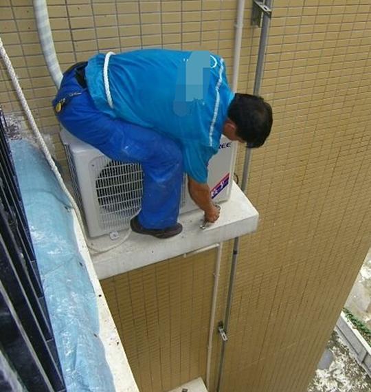 看着装空调的师傅们高空作业，真为他们捏一把汗啊，真危险