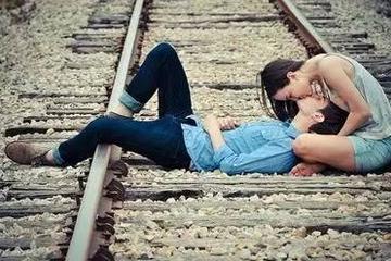 亲吻扑倒男人女人亲密表情