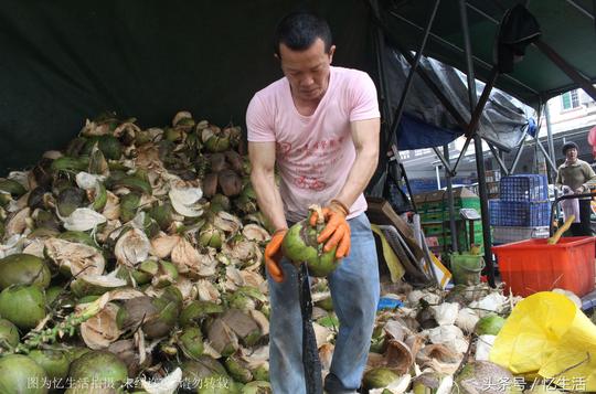 夫妇俩卖椰子坚持11年每天卖出3000个曾经想放弃这摊生意