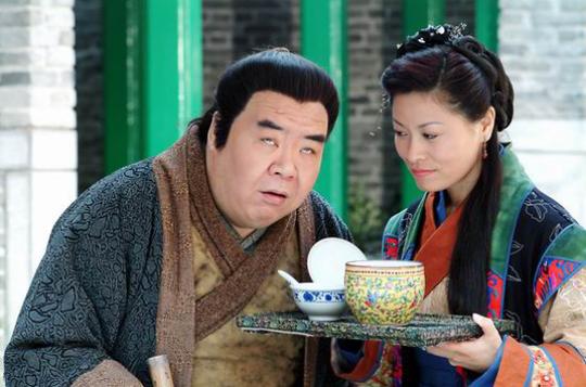 两获金马影帝，以宽厚仁心对抗世间的薄凉，人生大起大落值得敬佩